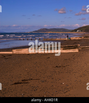 Pêche à l'homme dans la mer de la plage de La Baie de Cardigan au Pays de Galles UK avec la péninsule Llyn dans l'arrière-plan Banque D'Images