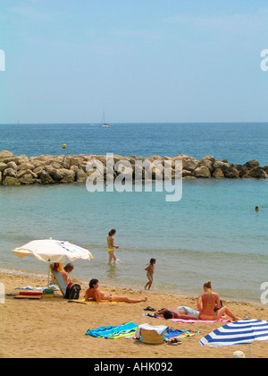 La vie à la Plage Plage Plage du Midi de Cannes sur la côte d'Azur Banque D'Images