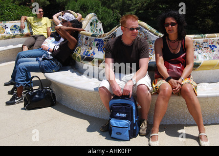 Jeune couple assis sur le banc de parc en Parc Guell Barcelone Banque D'Images