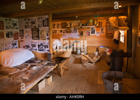 Intérieur en bois de construction traditionnelle maison de tourbe avec poêle de chauffage au musée local à Sisimiut, sur la côte ouest du Groenland Banque D'Images
