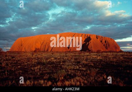 Ayers Rock au soir parc national d'Uluru en Australie Territoire du nord de l'état Banque D'Images