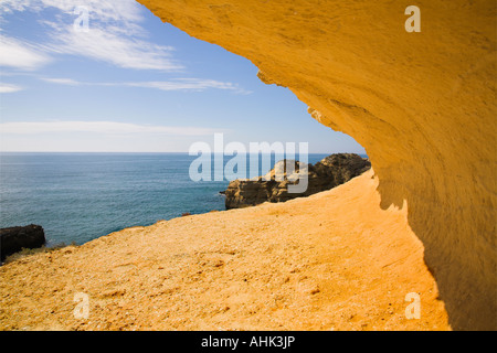 L'érosion due au vent de la mer et du sable formant un surplomb sur les falaises de l'Algarve au Portugal. Banque D'Images