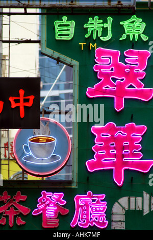 L'écriture chinoise, la calligraphie Les enseignes au néon dans Lan Kwai Fong, Central, Hong Kong, Chine Banque D'Images