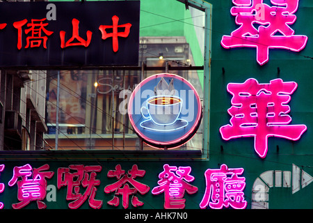 L'écriture chinoise, la calligraphie Les enseignes au néon dans Lan Kwai Fong, Central, Hong Kong, Chine Banque D'Images