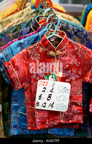 Souvenirs de jeune fille chemises de style oriental, Stanley Market, Hong Kong, Chine Banque D'Images