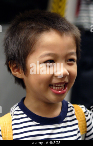 Jeune garçon asiatique avec un grand sourire, Hong Kong Banque D'Images