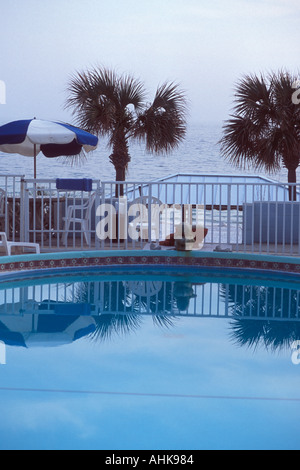 Piscine et palmiers Banque D'Images