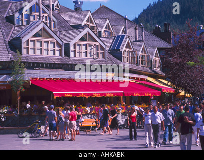 Un restaurant en plein air dans la ville de villégiature de Whistler British Columbia Canada Banque D'Images