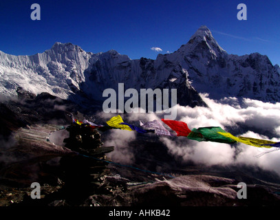 Les drapeaux de prières s'envolent Chukung ri avec l'Ama Dablam en arrière-plan dans la région de l'Everest Népal Himalaya Banque D'Images