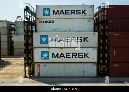 Conteneurs maritime Maersk terminaux modernes Hong Kong Docks Banque D'Images