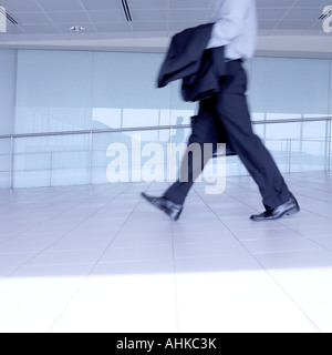 Businessman walking down corridor Banque D'Images