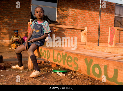 Un enfant à un orphange, Malawi. Le haut du pays Taux d'infection du SIDA a conduit à une génération d'enfants de perdre leurs parents Banque D'Images