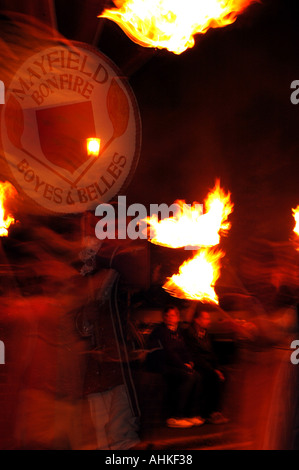 Les marcheurs incendie Lewes carnival parade Banque D'Images