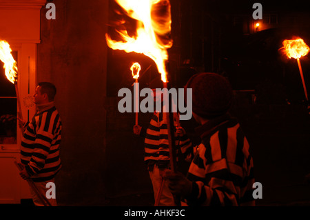 Les marcheurs incendie Lewes carnival parade Banque D'Images