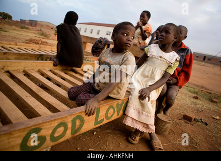 Des enfants à un orphange, Malawi. Le haut du pays Taux d'infection du SIDA a conduit à une génération d'enfants de perdre leurs parents Banque D'Images