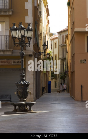 Cambrils Ville côtière dans la comarca du Baix Camp, province de Tarragone, Catalogne, Espagne Les cages à oiseaux dans les fenêtres et les balcons Banque D'Images