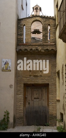 Cambrils Ville côtière dans la comarca du Baix Camp, province de Tarragone, Catalogne, Espagne Les cages à oiseaux dans les fenêtres et les balcons Banque D'Images