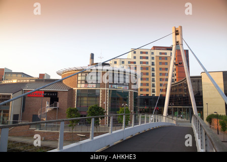 Lever du soleil sur la passerelle Brewery Wharf development Leeds Liverpool Canal River Aire Centre-ville de Leeds West Yorkshire Angleterre UK Banque D'Images