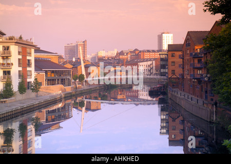 Lever de soleil sur Leeds Liverpool Canal River Aire Brewery Wharf Centre-ville de Leeds West Yorkshire Angleterre UK Banque D'Images