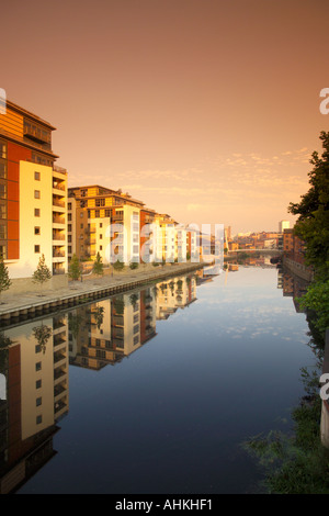 Lever de soleil sur Leeds Liverpool Canal River Aire Centre-ville de Leeds une zone en régénération West Yorkshire UK Banque D'Images