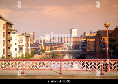 Lever de soleil sur Leeds Liverpool Canal River Aire Brewery Wharf de Crown Point Bridge Leeds West Yorkshire UK Banque D'Images