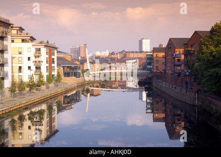 Lever de soleil sur Leeds Liverpool Canal River Aire Brewery Wharf de Crown Point Bridge Leeds West Yorkshire UK Banque D'Images