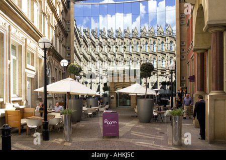 La Chambre restaurant bar la Bourse avec réflexion sur les bâtiments anciens en verre réfléchissant un bâtiment moderne couverte Banque D'Images