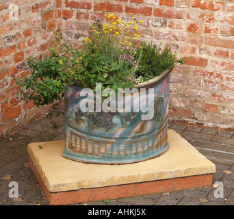 Un Pot en céramique par Jim Robison dans l'Orangerie à Rufford Abbey Estate and Country Park, Dorset UK Banque D'Images