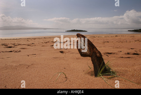 Anchor Point Rouge sur la plage de la station de pêche de la côte ouest de l'Ecosse Banque D'Images