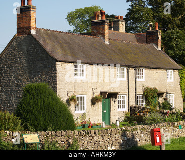 Un chalet dans Village Tissington, parc national de Peak District Derbyshire UK Banque D'Images