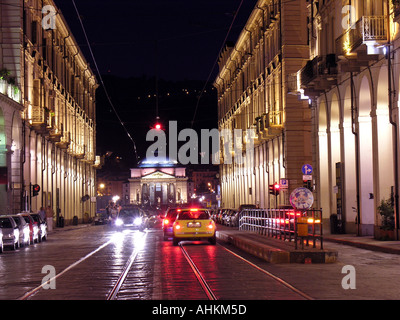 Italie Turin Via Po la nuit avec la Grande Mère Eglise dans l'arrière-plan Banque D'Images