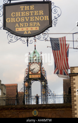 Eastgate clocktower et signe pour le Grosvenor Hotel 5 étoiles et nous stars and stripes flag à Chester Cheshire Angleterre Banque D'Images