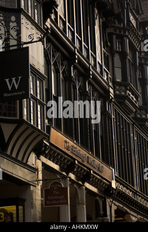 Vieux bois noir et blanc de l'architecture de style Tudor, façade de magasin à Chester Cheshire Angleterre soir Banque D'Images