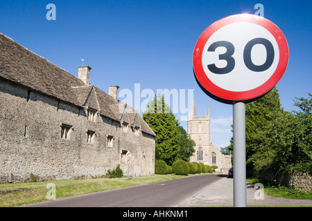 Signe de la limite de vitesse 30km/h sur route rurale tranquille Banque D'Images