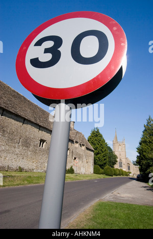 Signe de la limite de vitesse 30km/h sur route rurale tranquille Banque D'Images