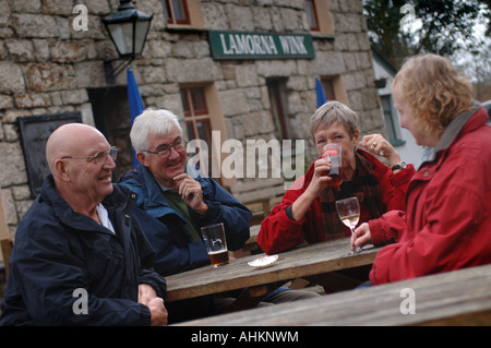 Les membres de l'Ouest Cornwall Penwith Kerrier Club de randonnée sur la côte sud-ouest du chemin de Cove Lamorna Mousehole Banque D'Images