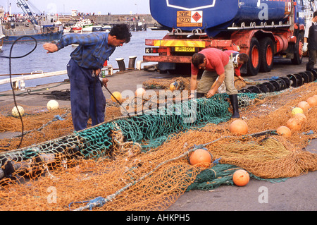 La réparation des filets de pêcheurs du port de Cherbourg, sur la côte est. Banque D'Images