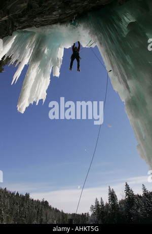 Guy Lacelle est suspendu 10 pendant la compétition d'escalade sur glace de difficulté au Festiglace 2005 à Pont Rouge Québec Canada Banque D'Images