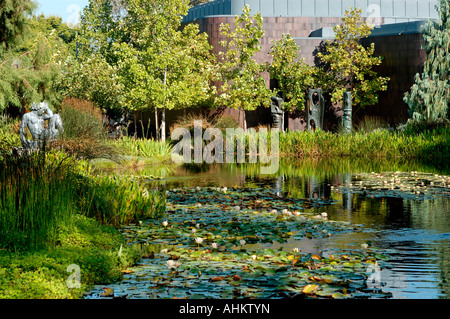 Le jardin de sculptures comprend une statue d'Aristide Maillol intitulée Mountain et un étang de nénuphars au Norton Simon Museum à Pasadena, Californie, États-Unis. Banque D'Images