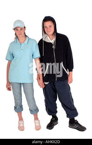 Un couple d'adolescents habillés comme des chavs dans sweats tops with attitude Banque D'Images