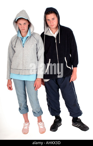 Un couple d'adolescents habillés comme des chavs dans sweats tops with attitude Banque D'Images