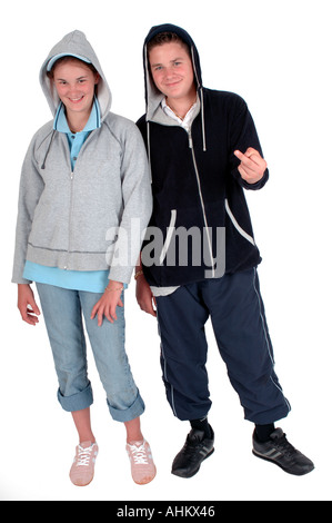 Un couple d'adolescents habillés comme des chavs dans sweats tops with attitude Banque D'Images