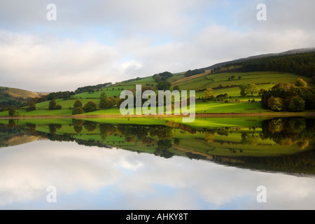 Réflexions sur Ladybower Reservoir dans le Peak District Banque D'Images