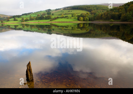 Réflexions sur Ladybower Reservoir dans le Peak District Banque D'Images