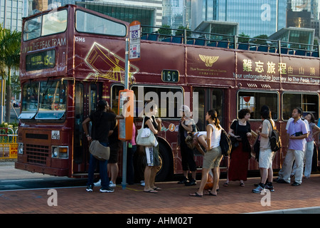 Les touristes à attendre en ligne Open Top Double Decker Tour Bus pour le Peak Tram Hong Kong Banque D'Images