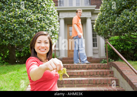 Couple in front of new house Banque D'Images