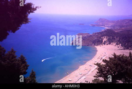 Grèce / Îles du Dodécanèse / Rhodes La plage de Tsambika comme vu du monastère Banque D'Images