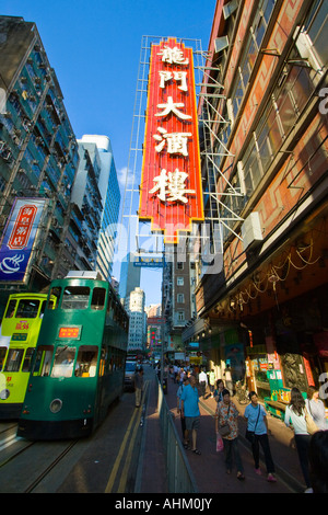 Les piétons Voitures de rues et d'un restaurant de Wan Chai Hong Kong Street Sign Banque D'Images