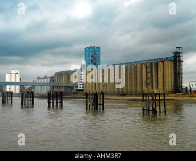 Logistique et transport maritime à des silos de stockage de céréales à quai Banque D'Images