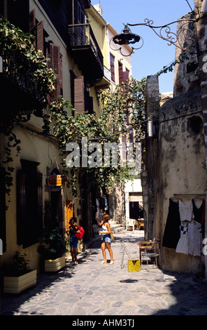 Les rues étroites de cacher des centaines de minuscules boutiques, des bars et restaurants à Chania en Crète Banque D'Images